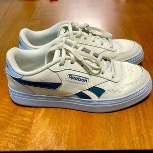 Ladies Reebok Court Advance Bold white & light blue/navy sneakers size 6.5